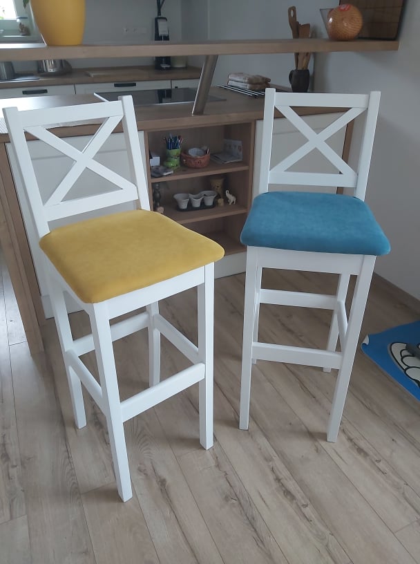 farebné stoličky do jedálne